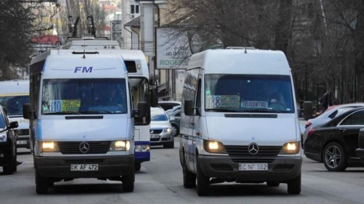 Patru rute de microbuze ar urma să revină în circulație. Un consiler municipal cere consultări publice pe problema transportului