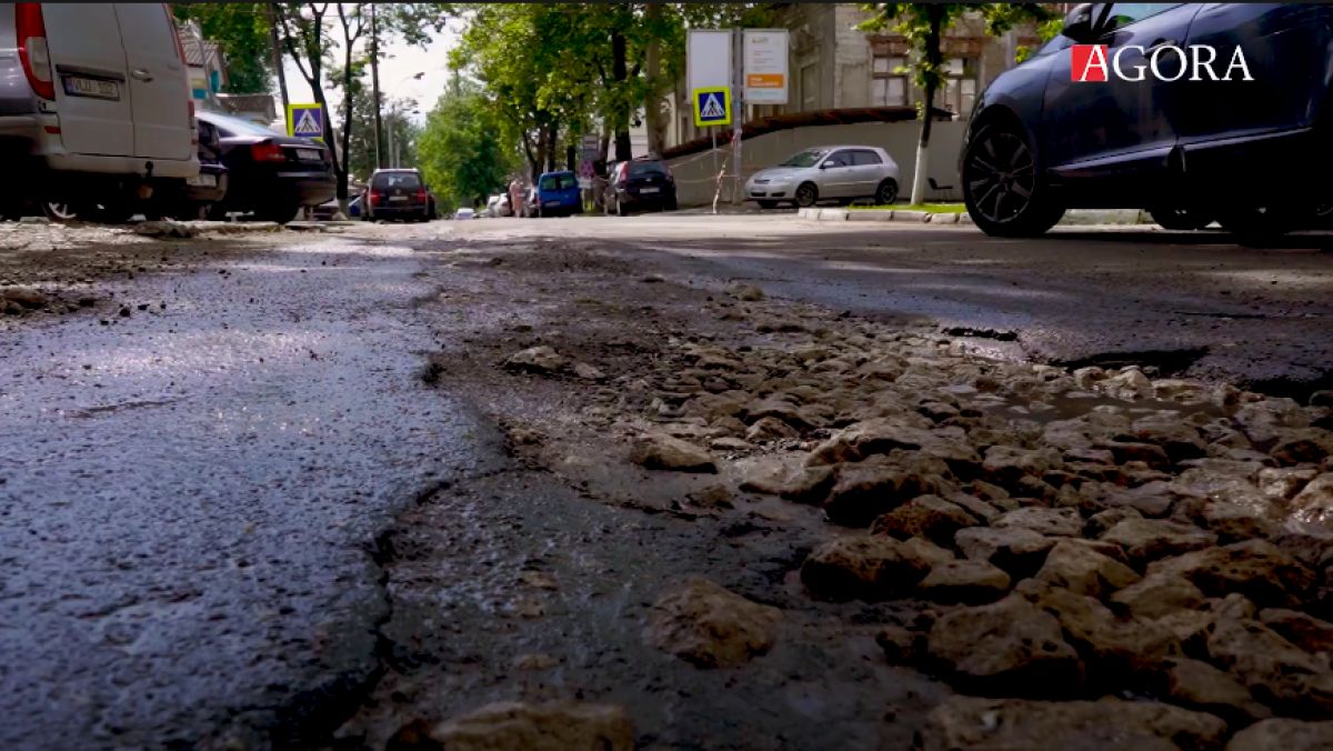 Pe foaie, coridor verde și drumuri-oglindă, în realitate - șoferi verzi la față din cauza gropilor. Povestea fără sfârșit a reabilitării străzii 31 august (VIDEO)