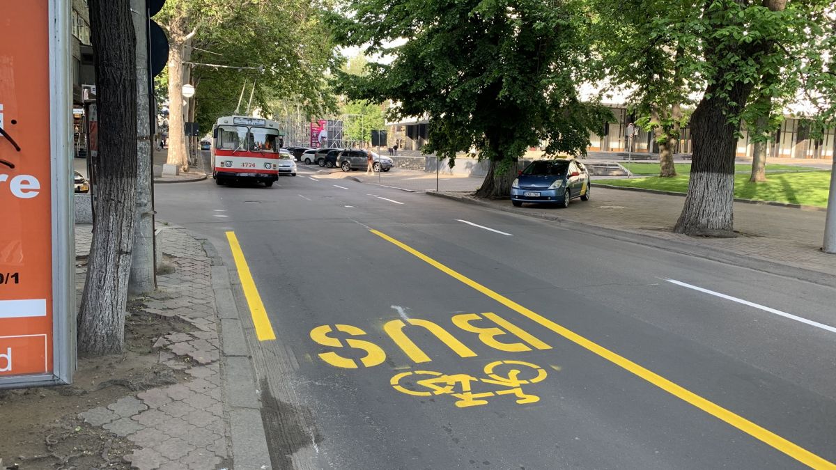 Pe strada Pușkin din Chișinău a fost aplicat marcajul galben, care delimitează banda dedicată transportului public (FOTO)