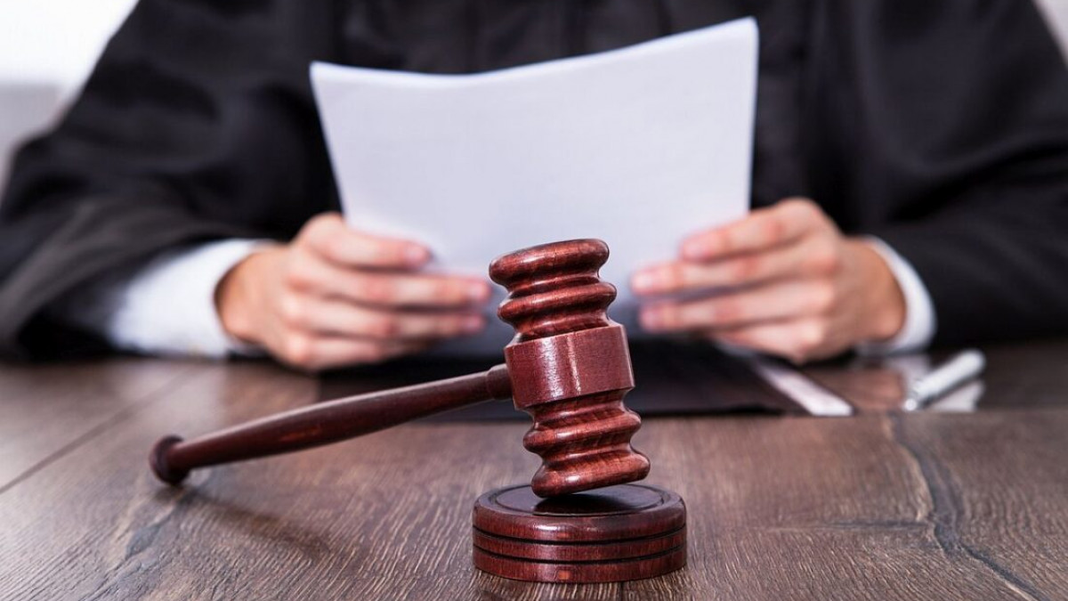 Pedeapsă redusă cu 1/3 pentru persoanele care recunosc deplin vinovăția: Legea votată pentru reducerea procedurilor de examinare a cauzelor penale