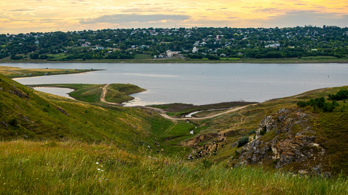 Peisaje din nordul țării „ce-ți taie respirația”: Vezi stânci și lacuri ce stau de strajă în preajma satelor Duruitoarea Veche și Văratic (GALERIE FOTO)