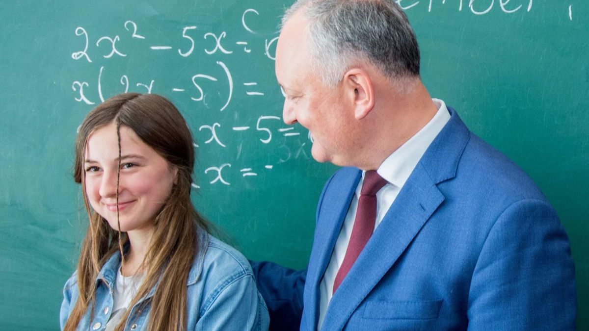 Pentru părinți și profesori - interzis, dar președintelui îi e permis: Șapte vizite de la Dodon, fără mască și cu multe strângeri de mâini (FOTO)