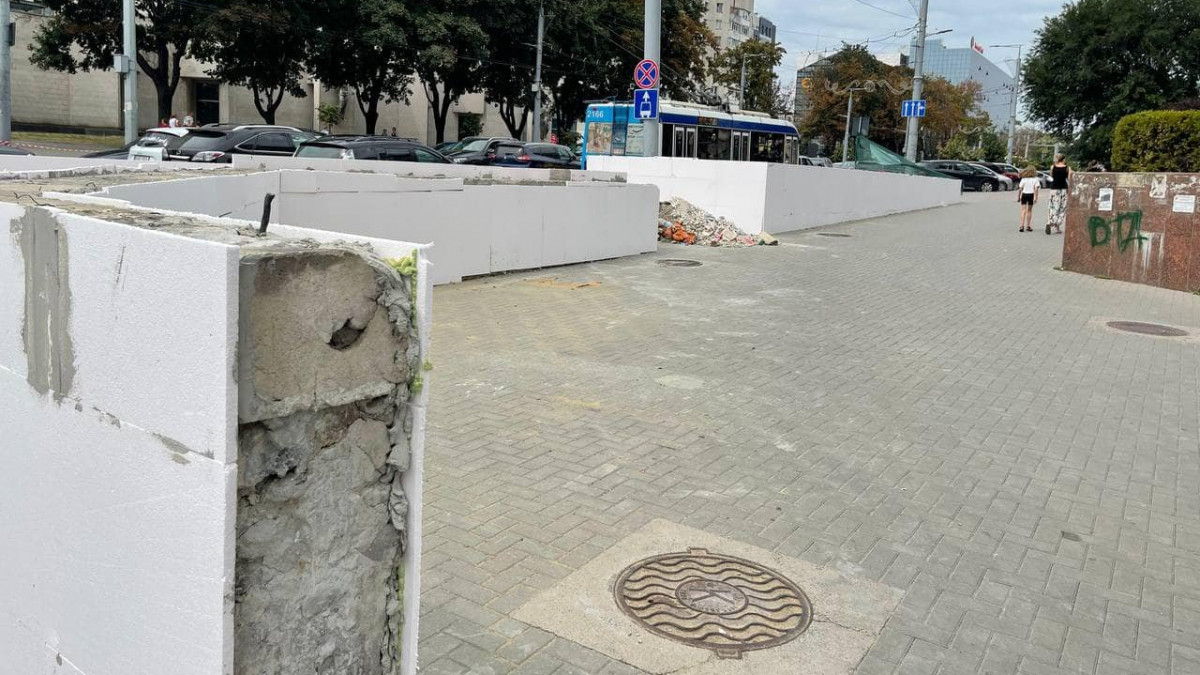Pereții unei subterane din centrul capitalei au fost izolați cu polistiren. Metoda, criticată de internauți și apărată de Primărie