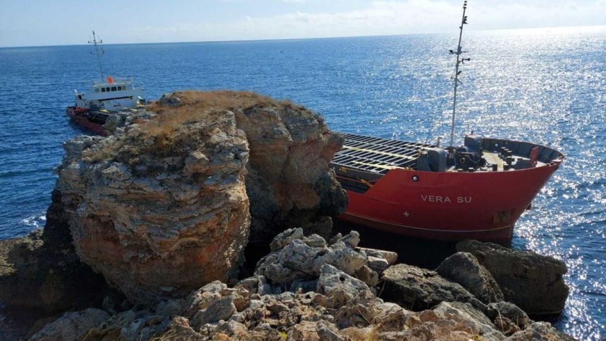 Pericol de dezastru ecologic în Marea Neagră. O navă cu 3.000 de tone de îngrășământ a eșuat pe coasta bulgară