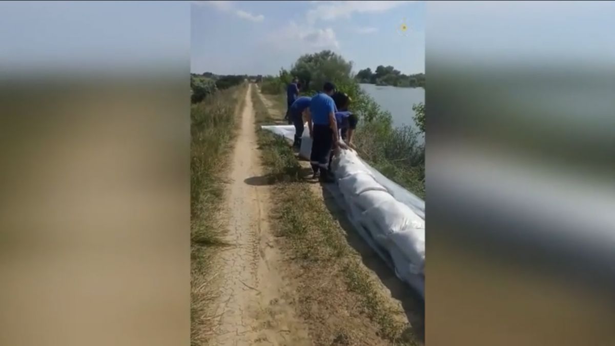 Pericolul inundațiilor nu a trecut. Salvatorii au consolidat digurile din mai multe localități din țară