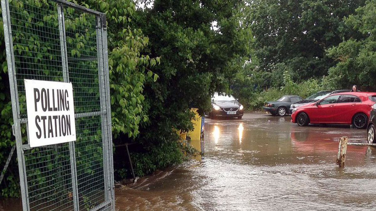 Peste 120 de persoane, salvate în Irlanda de Nord în urma unor inundaţii. Mai multe poduri s-au prăbuşit