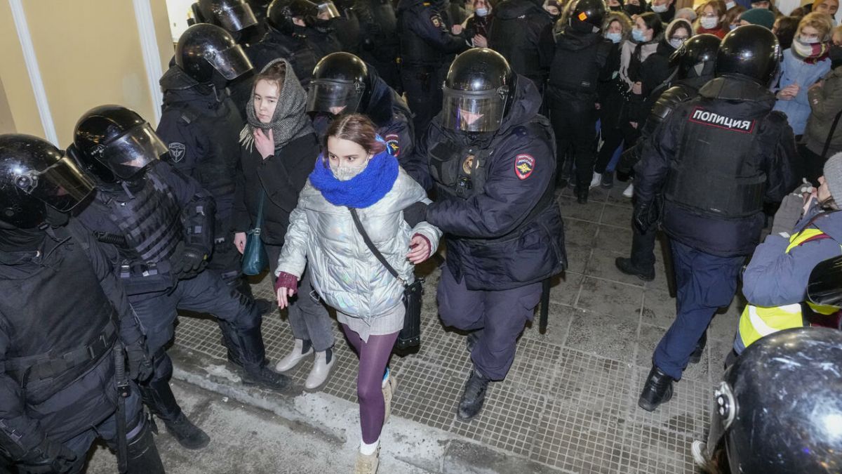 Peste 2.000 de persoane, reținute în urma protestelor anti-război din Rusia care au loc duminică