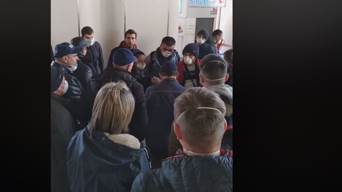 Peste 200 de moldoveni, blocați într-un aeroport din Paris (VIDEO)