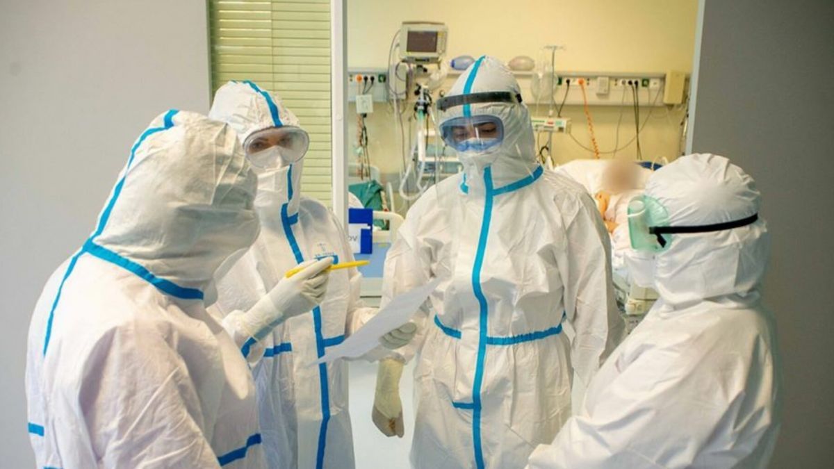 Peste 3.700 de bugetari infectați cu COVID-19 la locul de muncă vor primi indemnizații unice de 16.000 de lei