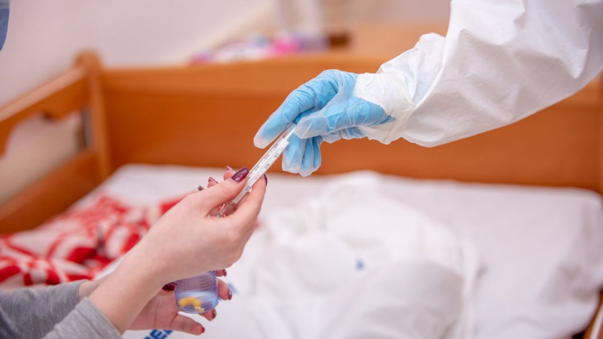 Peste 3.100 de persoane se tratează în prezent de COVID-19. Rata infectării, comparată cu alte state