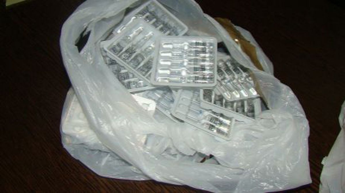Peste 5 000 pastile și 74 fiole de anabolizante au fost confiscate pe Aeroportul din Capitală
