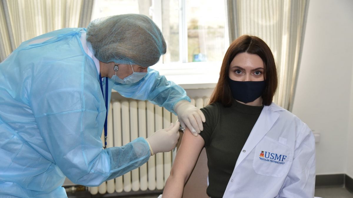 Peste 90 de studenți și profesori din cadrul USMF au fost imunizați împotriva COVID-19 