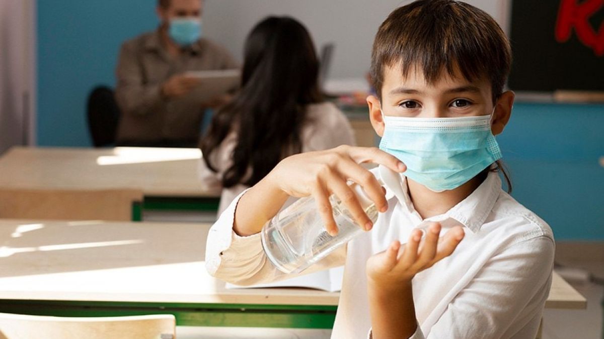 Donația unei societăți filantropice germane: Peste trei tone de dezinfectanți și 100 de mii de măști medicale vor ajunge în școlile din țară