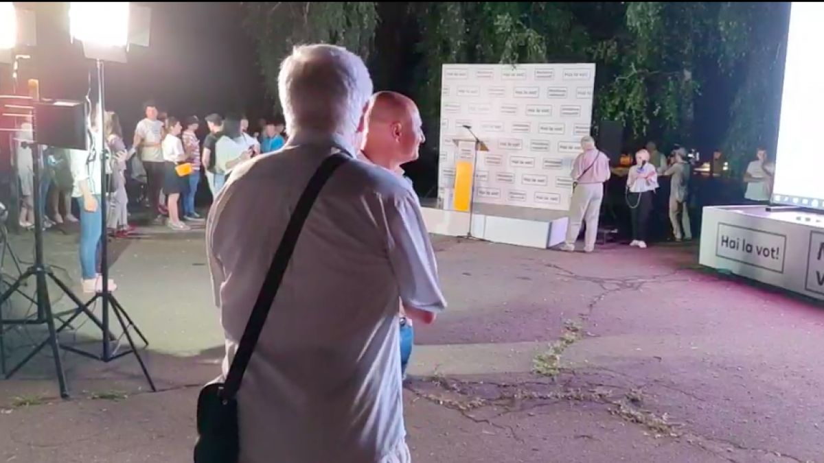 Petrecere la sediul PAS, cu muzică și dans (LIVE)