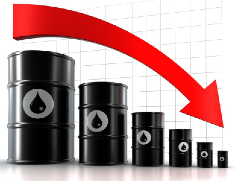 Petrolul ajunge la valoarea minimă din ultimii patru ani