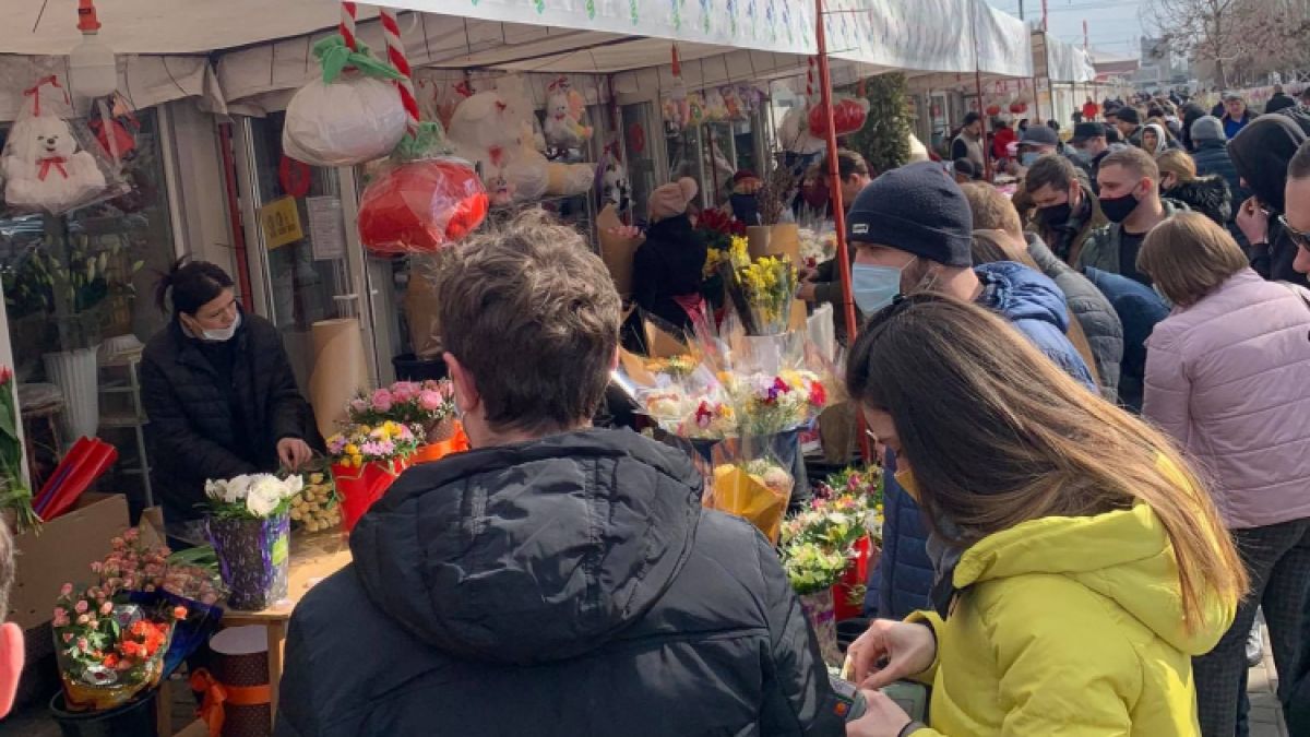 Piața de flori de la Calea Basarabiei a fost luată cu asalt. În goana după buchete de flori ar fi fost uitate măsurile epidemiologice (FOTO)