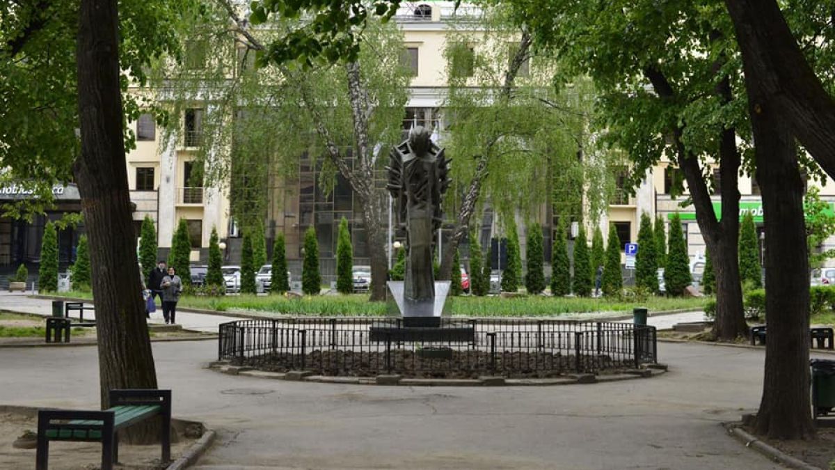 Piața de tablouri, din scuarul „Mihai Eminescu”, urmează să fie mutată. Primarul propune reconstrucția zonei