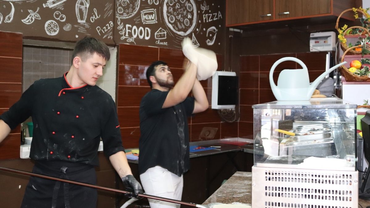 Pizza italiană, adaptată la preferințele moldovenilor - afacerea unui tânăr din orașul Cahul