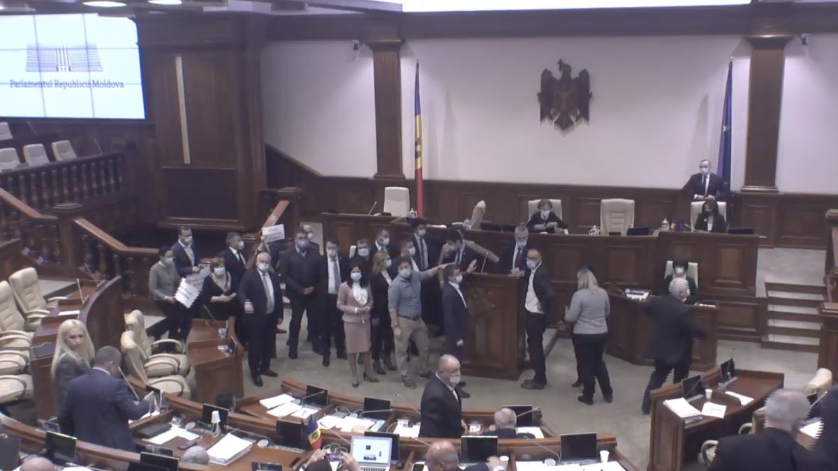 Platforma DA: „Suntem dispuși să blocăm tribuna toată ziua”