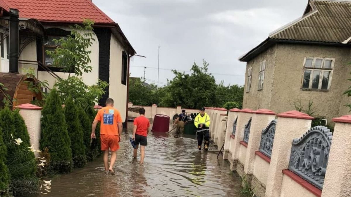 Ploile au inundat mai multe gospodării din țară. A fost nevoie de intervenția salvatorilor (VIDEO/FOTO)