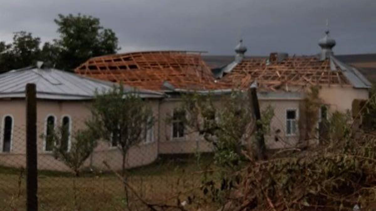 Ploile și vântul puternic au lăsat primării, biserici și case, fără acoperișuri. Ce promite statul