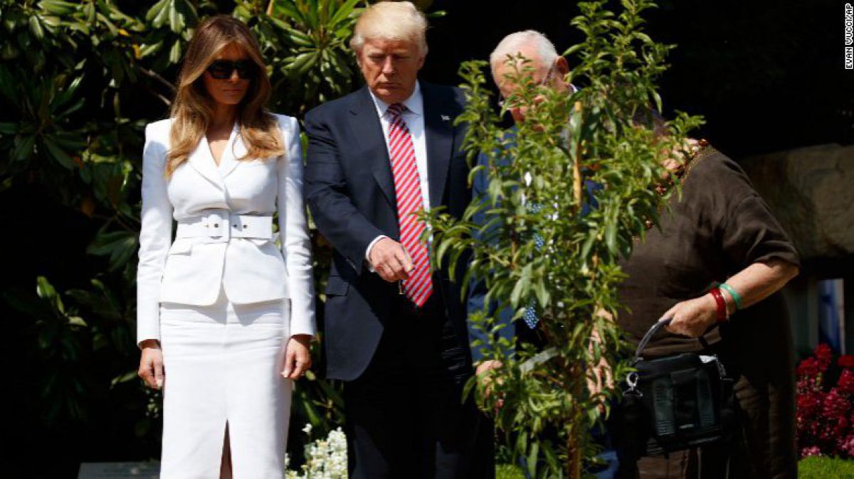 POZA ZILEI. Gestul jenant al primei doamne Melania Trump în timpul unei ceremonii publice