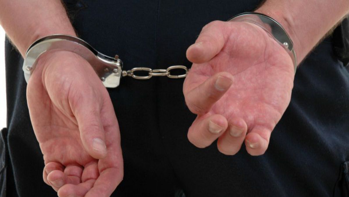Poliția a reținut un tânăr care a recunoscut că ar fi omorât părinții adoptivi