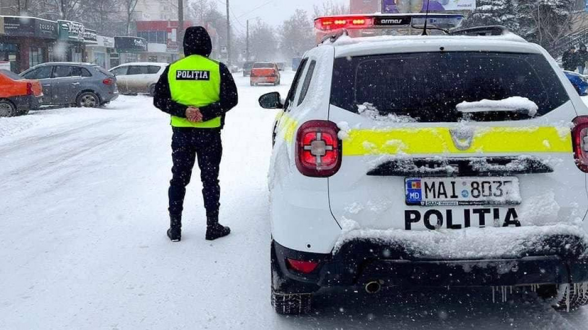 Poliția anunță că în mai multe regiuni din țară se circulă în condiții de iarnă. Recomandări pentru șoferi 