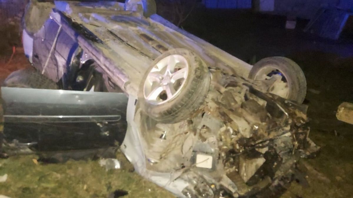 Poliția cere ajutorul cetățenilor: Un șofer a fugit de la locul accidentului. A lăsat pasagera moartă în mașină