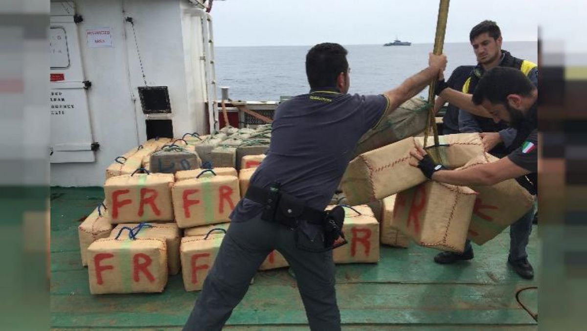 Poliția italiană a confiscat peste zece tone de hașiș transportat pe o navă de pescuit