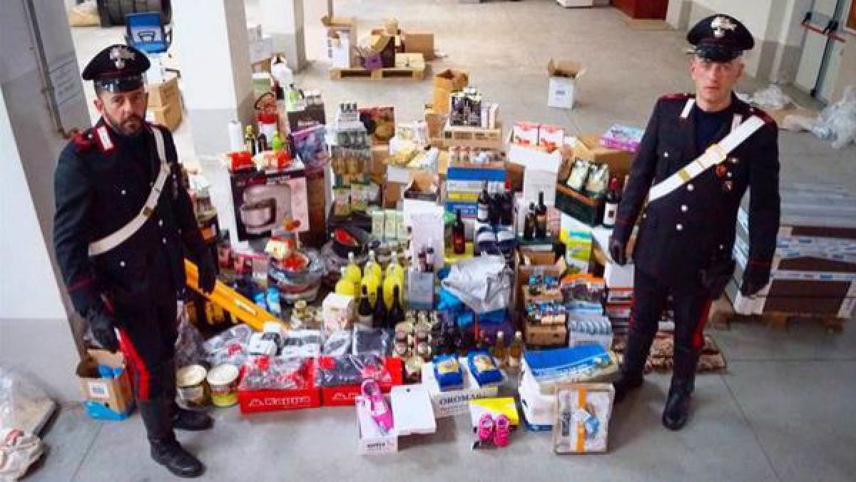 Poliția italiană a găsit un „mini-market” de mărfuri furate în casa unui moldovean