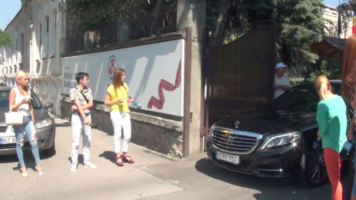 Politicienii au „driblat” jurnaliștii după întâlnirea de la sediul PDM