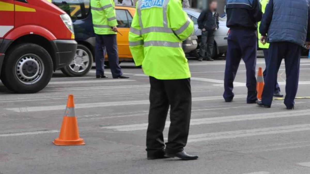 Poliţist reţinut pentru lovirea unui consul pe o trecere de pietoni