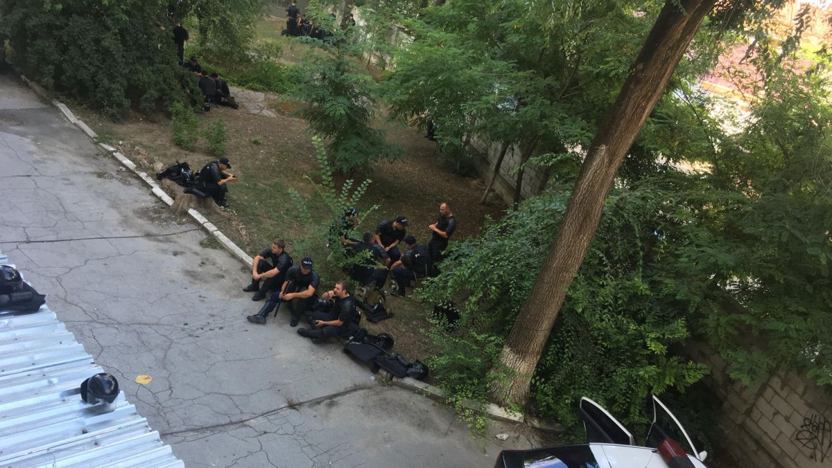 FOTO. Polițiști bine echipați așteaptă în spatele CMF 11