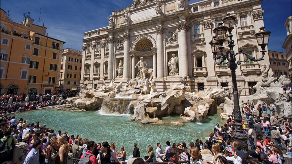 Polițiști ieșiți la pensie îi vor disciplina pe turiști la Fântâna Trevi din Roma