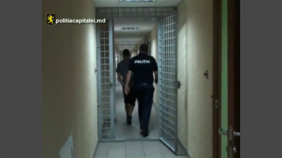 Polițiștii au reținut un grup de tineri cu o mașină plină de electrocasnice furate