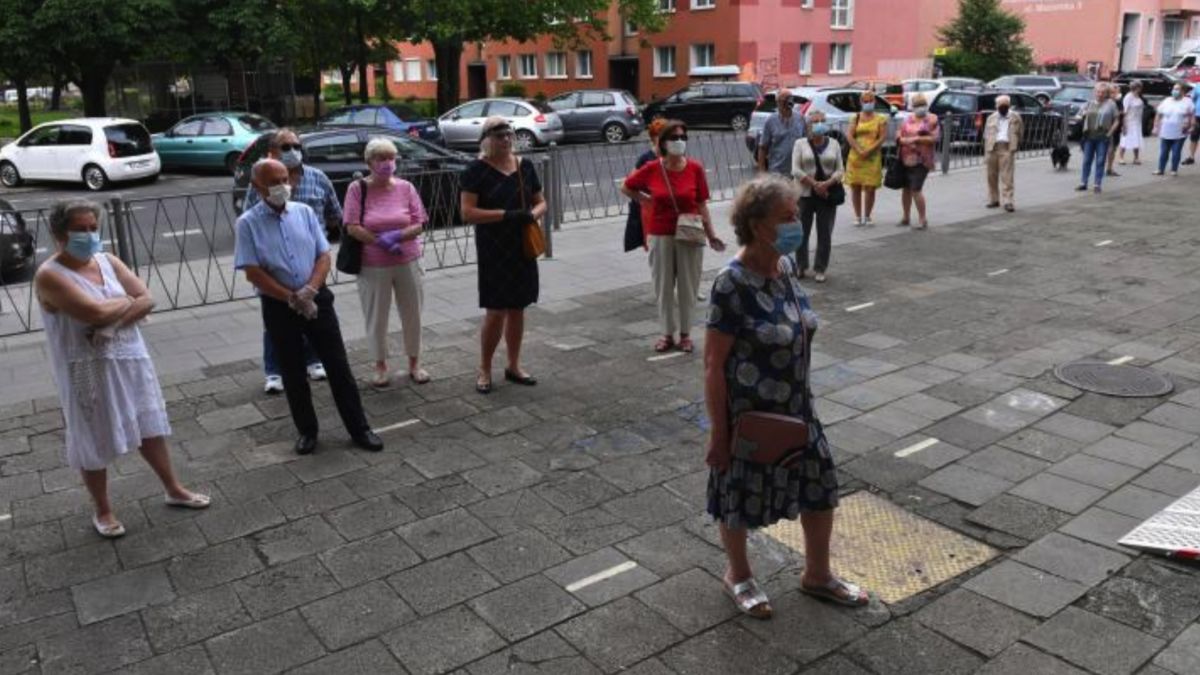 Polonezii, așteptați la urne pentru a-și alege președintele: Votul a fost întârziat din cauza pandemiei
