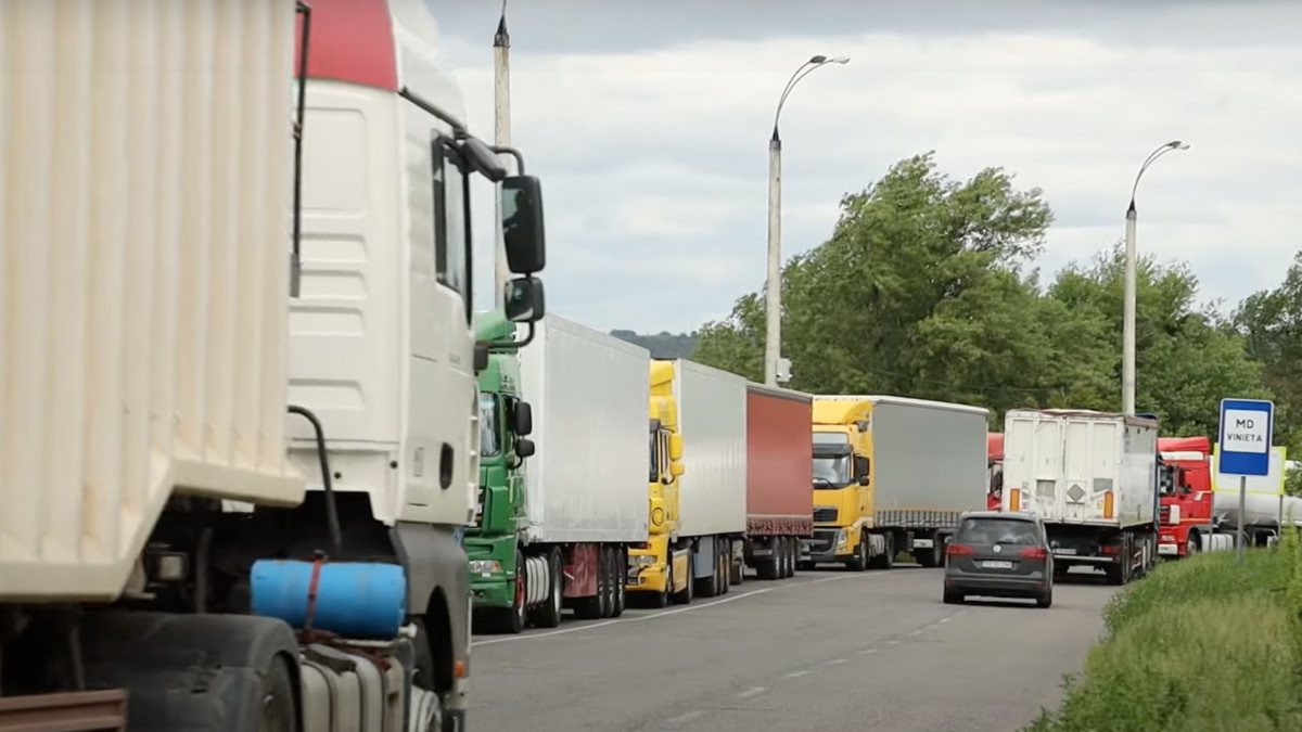 Portul din Odesa e închis, iar agenții economici ucraineni exportă spre vest. Motivele pentru care se formează cozi kilometrice la frontiera moldo-română