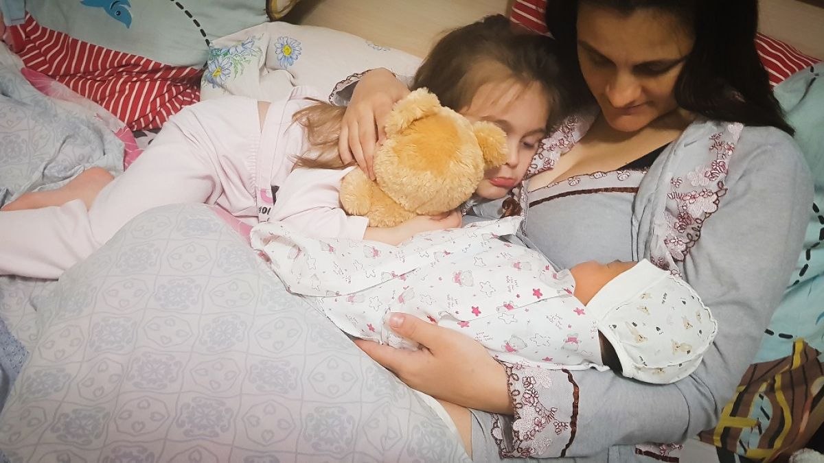 Povestea unei mame, pe timp de pandemie: „Am născut purtând mască și mănuși”