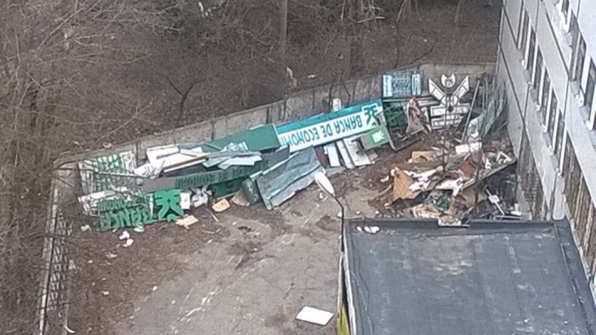 POZA ZILEI. Banca de Economii, scoasă la gunoi. Ce a mai rămas dintr-o filială lichidată