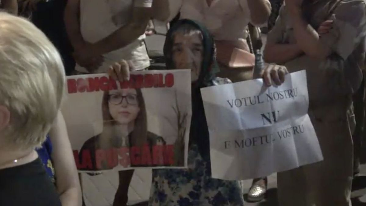 POZA ZILEI. O bătrână în mulțimea protestatarilor, cu pancarta cu chipul judecătoarei Berdilo
