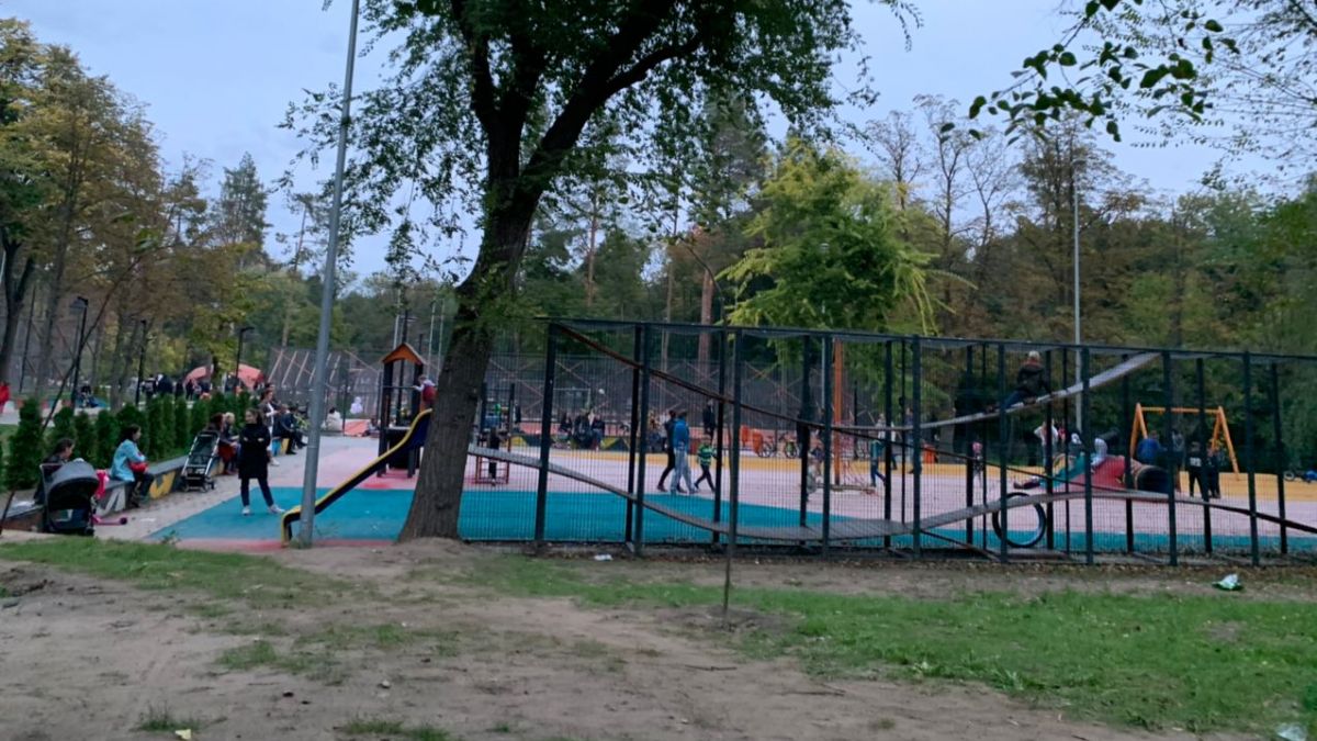 Poza zilei! În pofida restricțiilor, terenurile de joacă sunt luate cu asalt de copii