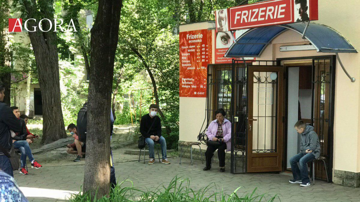 Poza zilei: Oamenii au făcut coadă la ușa frizeriilor