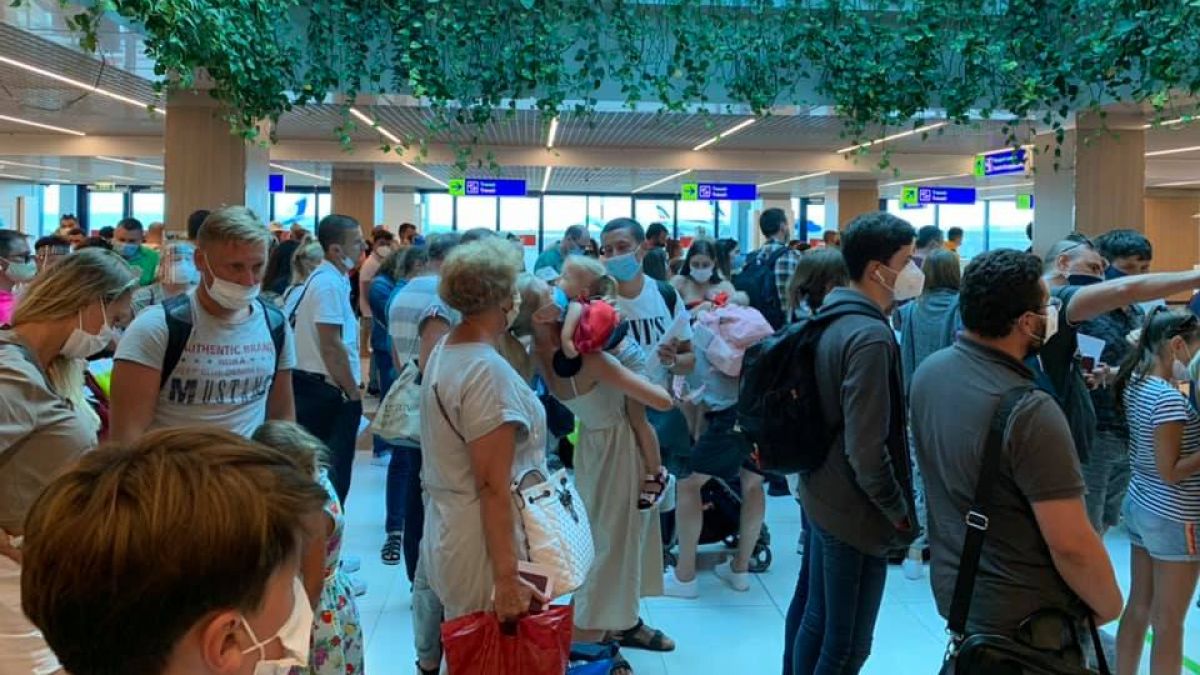 Imaginea zilei! Sala de sosire de pe Aeroportul Chișinău, plină de lume, în pofida restricțiilor pe timp de pandemie