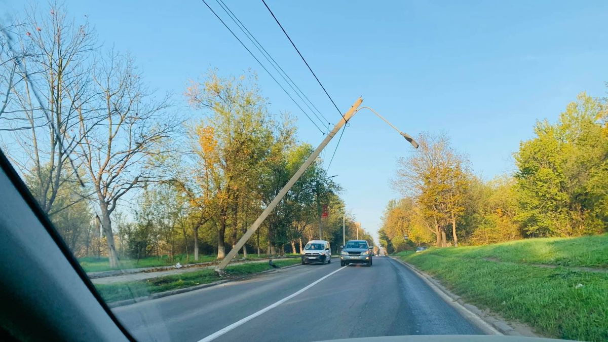 Poza zilei: Un pilon stă să cadă pe o stradă din capitală