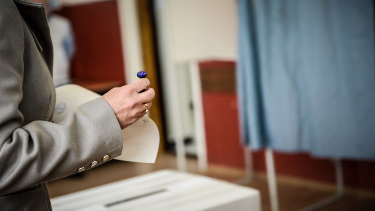 Precizările IGP: Pe rețelele de socializare au apărut fotografii cu buletinele de vot, chiar dacă acest lucru e interzis