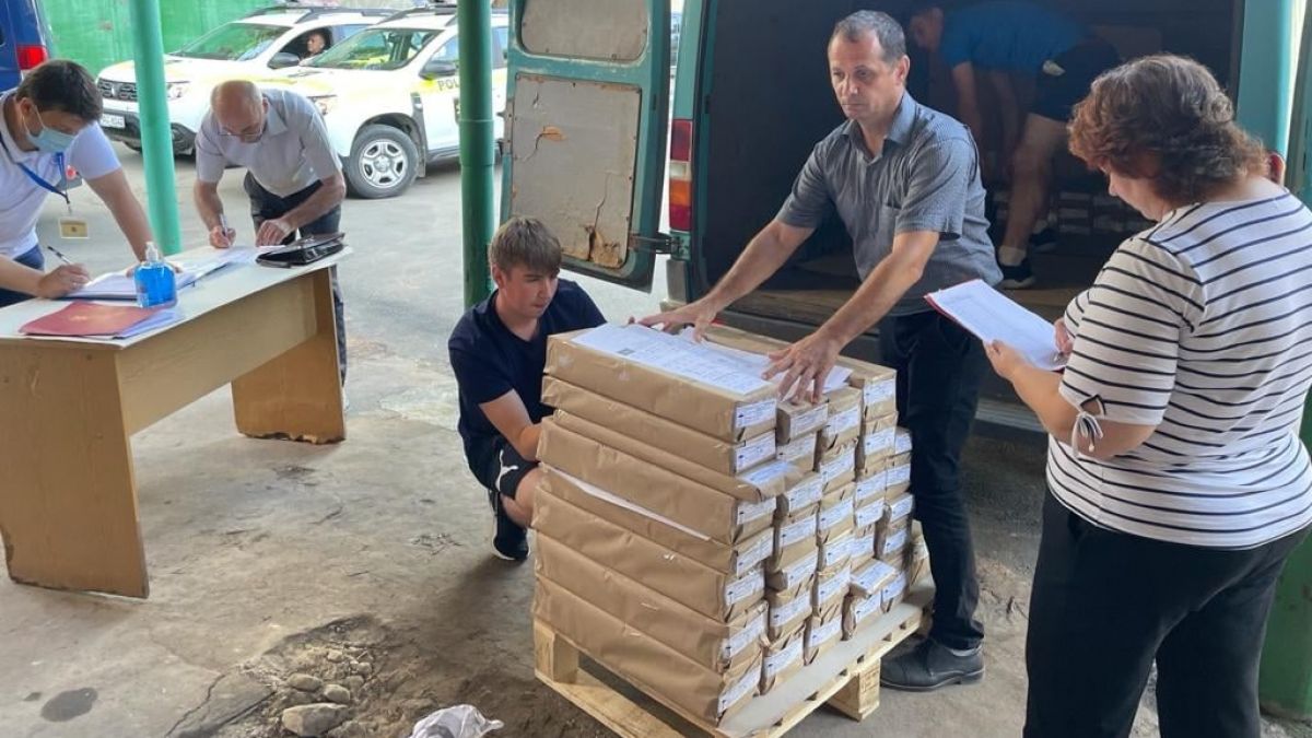 Pregătiri electorale în toi: A început repartizarea buletinelor de vot (FOTO)
