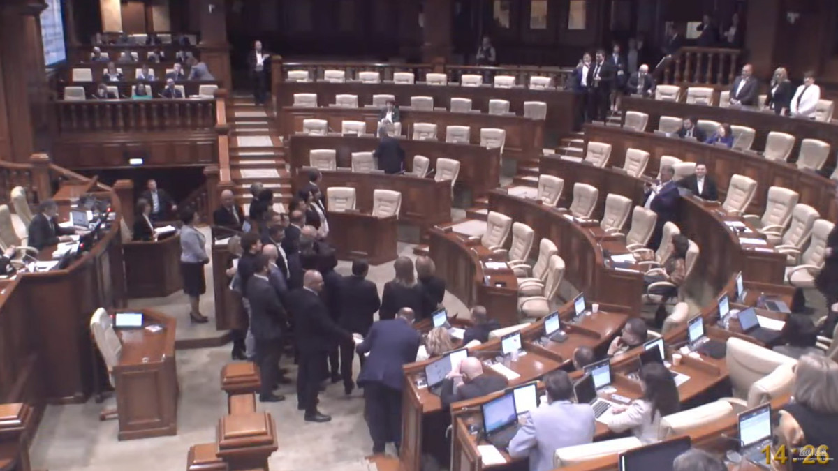 Parlament: Gavrilița, întâlnită cu pancartele opoziției și susținută de deputații PAS, ieșiți la tribună. UPDATE: Starea de urgență, prelungită cu 60 de zile (FOTO/VIDEO)