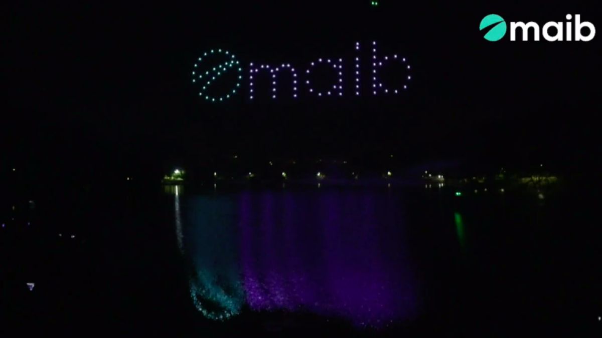 Premieră pe piață. O bancă de la noi și-a anunțat noua imagine printr-un show inedit de drone (FOTO)