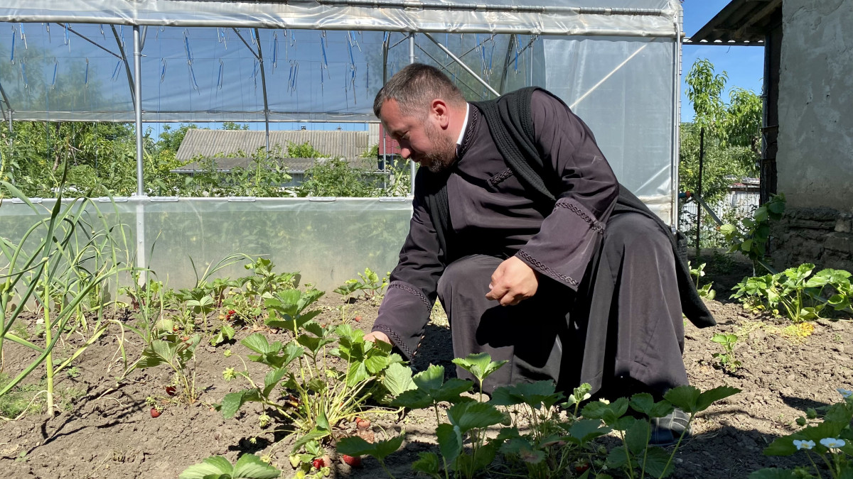 Preotul Petru Ciobanu – printre primii absolvenți ai meseriei de cultivator-procesator de bacifere ai Școlii Profesionale Nisporeni